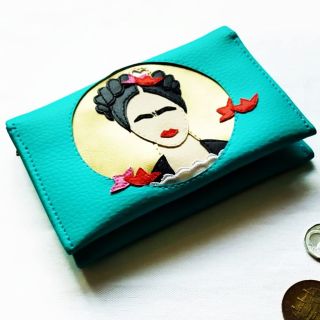 Ručně vyřezávané motivy na barevných peněženkách Eatme Vás budou bavit. 💙🤩 #vyrobenovcesku #vyrobenorucne #design...