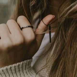 Jednoduchý, minimalistický, a přece zdobný, to je prsten Camea 🖤 #prsten #camea #sperk #jewelry #este #designshop...