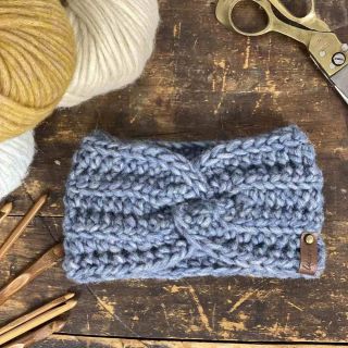 Heboučká háčkovaná čelenka z jemné, nadýchané a příjemně hřejivé příze z Peru Lucky Bags. Vybírat můžete na Leron.cz nebo...